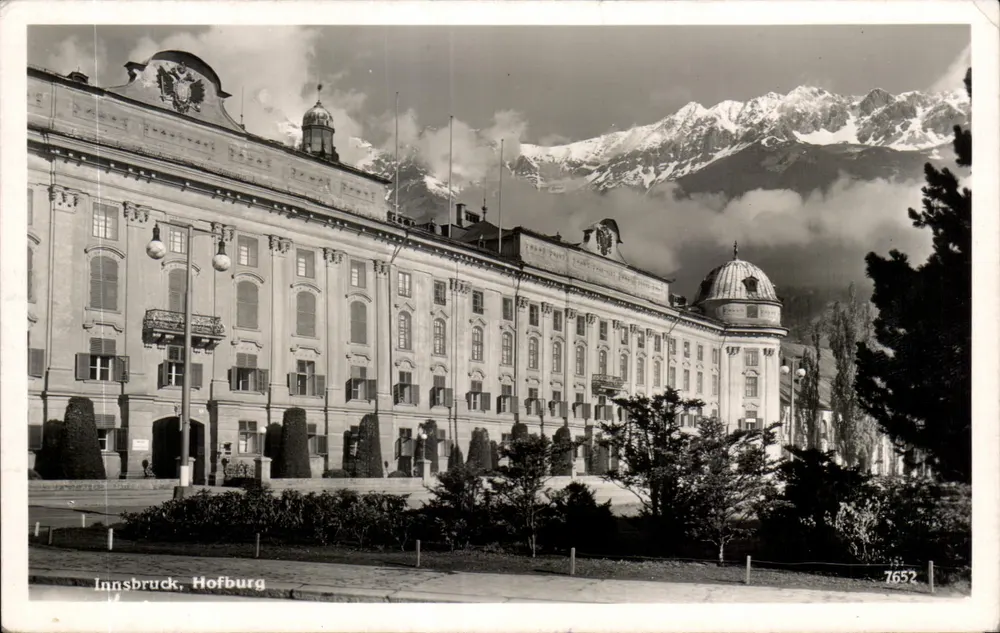 Innsbruck, Hofburg — vista do edifício com montanhas no fundo — Echiche Photographie, n° 7652 - Frente