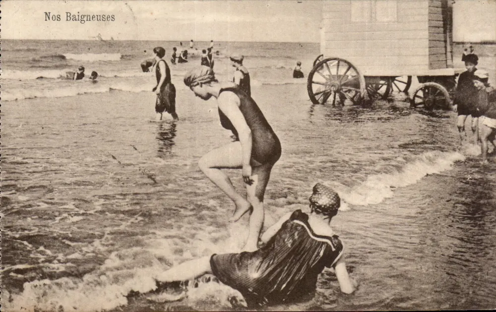 Onze Badende vrouwen — levendige strandscene — onbekende uitgever, serie-nummer niet zichtbaar - Voorkant