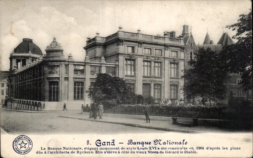 Gand — Banque Nationale — A Banca Nacional, elegante construção de estilo Luís XVI, construída em 1904 segundo os planos do arquiteto Ryckere, localizada ao lado do antigo Steen de Gérard le Diable. - Frente