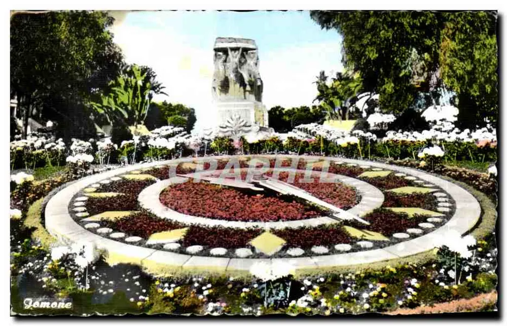 Jomone — Garten mit Brunnen und Denkmal - Vorderseite