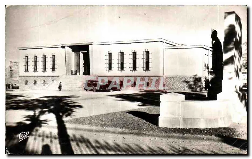 Modernes Gebäude mit Statue —— Verlag Cap - Vorderseite