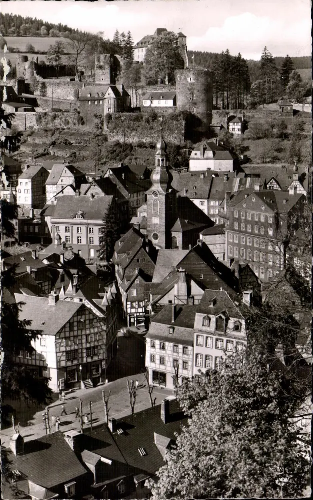 Monschau/Eifel — Luftkurort Monschau, Marktplatz mit Blick zur Burg — Hersteller und Vertrieb Schoning & Co., Lübeck - Vorderseite