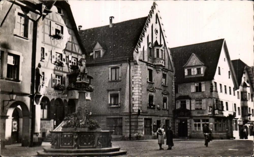 Sigmaringen — Piazza del Comune — Foto della riproduzione della piazza con fontana e edifici a colombage - Recto