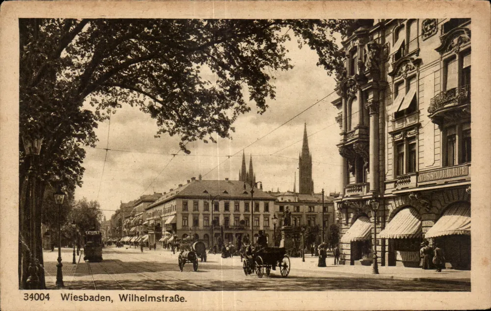 Wiesbaden, Wilhelmstraße — vista da rua com o campanário da igreja e o edifício 'Massauer Hof' — editor Kupferstichkabinett, n° 34004 - Frente
