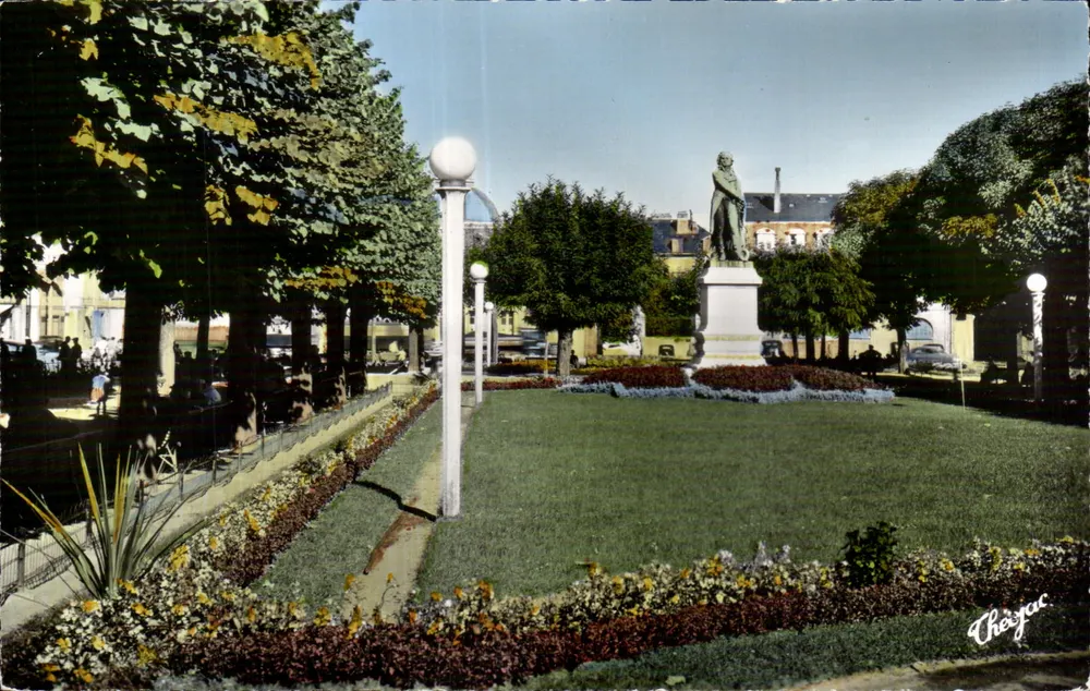 Limoges — Platz und die Statue des Marschalls Jourdan (1762–1833) — Thézac - Vorderseite