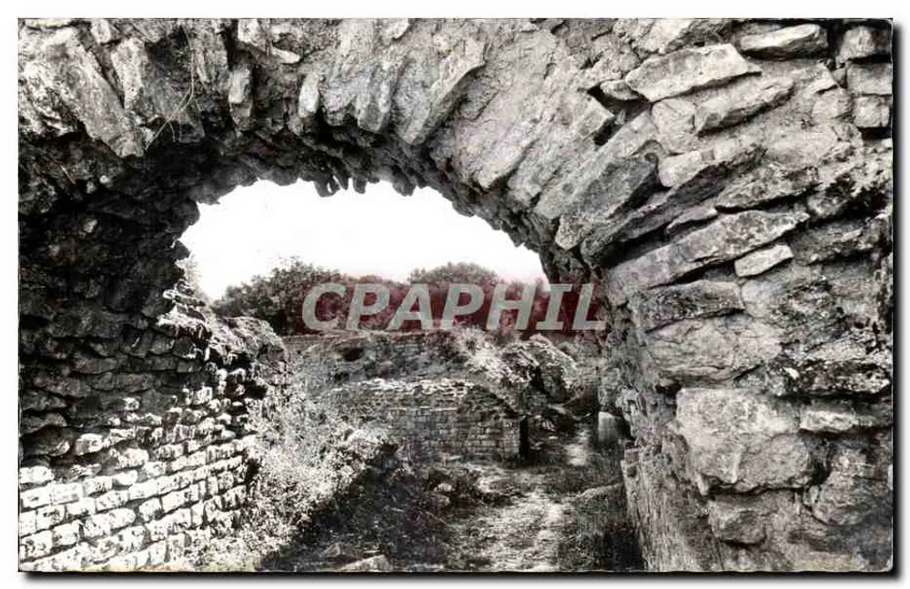 Ruínas de um castelo — vista de um passagem arqueada em pedra - Frente