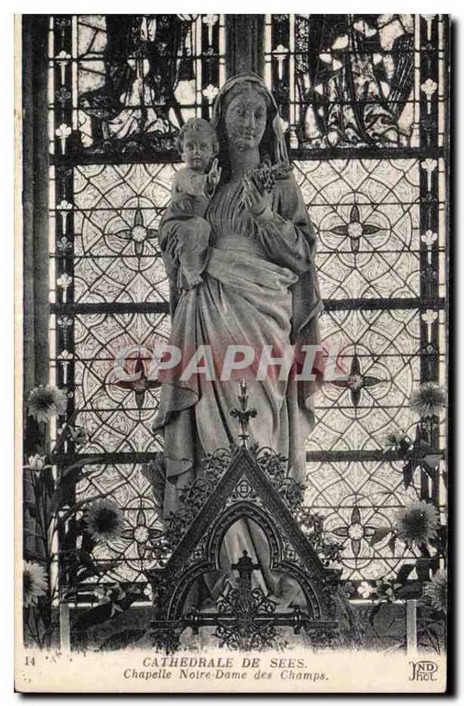 Kathedrale von Sees — Kapelle Notre-Dame des Champs — Statue der Jungfrau mit Kind vor dem Glasfenster - Vorderseite