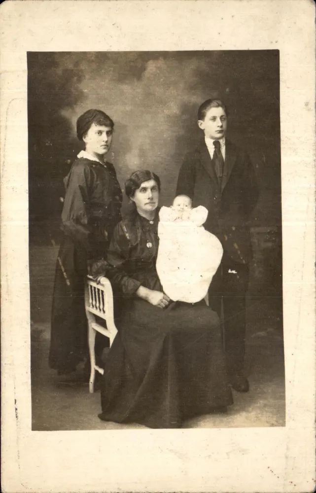 Família — estúdio de retratos — editor desconhecido - Frente
