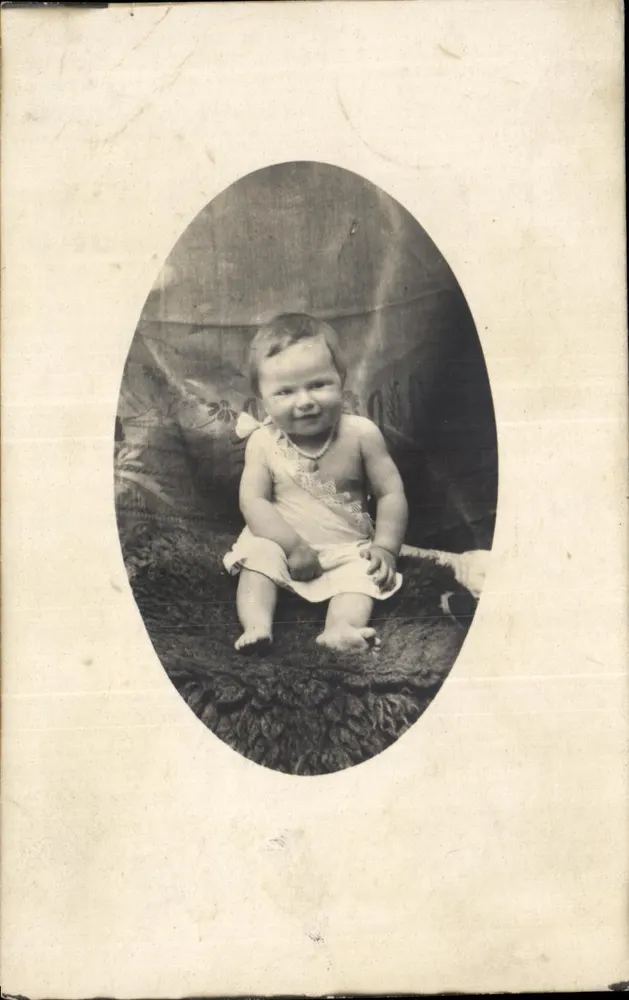 Bebê sorridente — estúdio fotográfico — carta postal - Frente