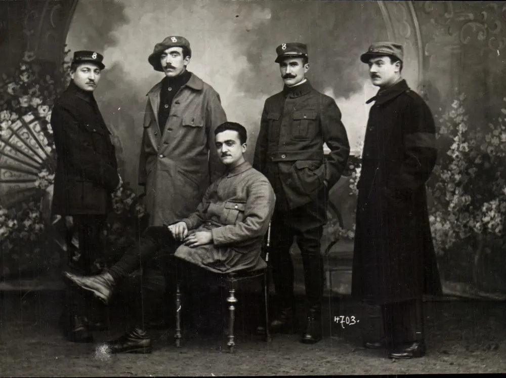 Cinque uomini in uniforme — studio fotografico — n° 4703 - Recto