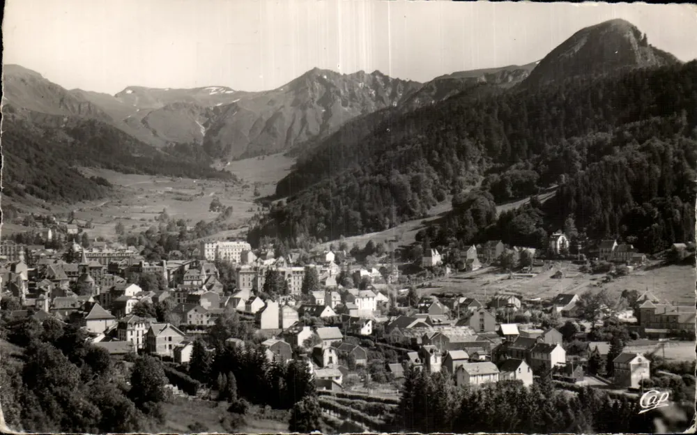 Le Mont-Dore — Vista geral em direção ao Capucin e ao Saney (Alt. 1886 m.) — C.A.P. Réal-Photo, n° 251 - Frente
