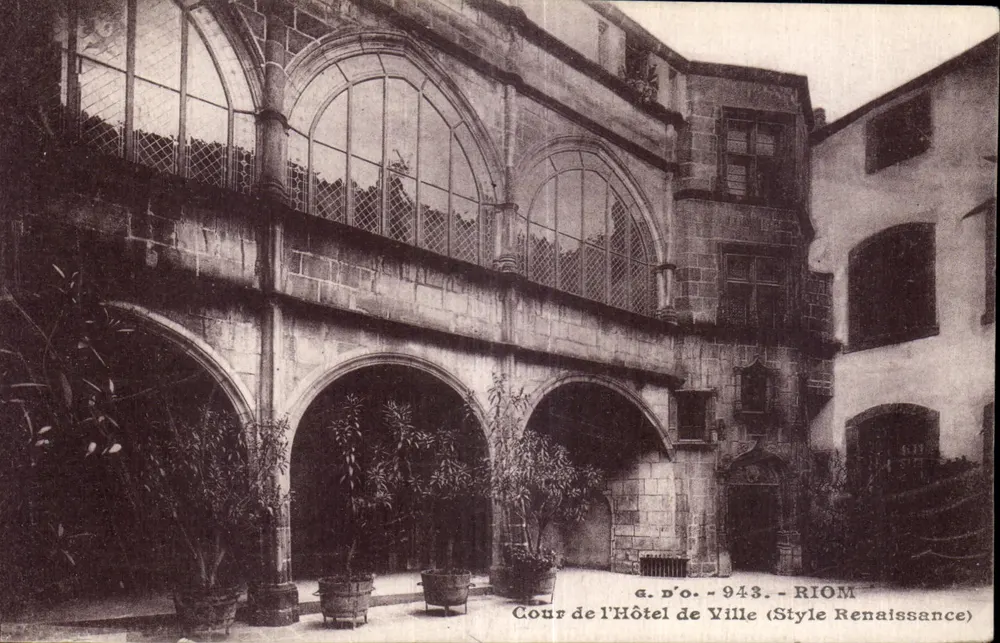 Corte del Ayuntamiento — Estilo Renacimiento — J. Goutelanges (P.-de-D.) n° 943 - Anverso