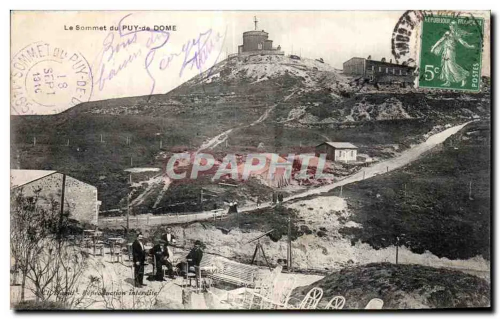 De Top van het PUY-de-DOME — panoramische uitzicht met observatorium — Reproductie verboden - Voorkant
