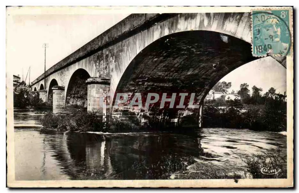 Ponte de arcos sobre um rio — vista em preto e branco — editor Caim, número de série não visível - Frente