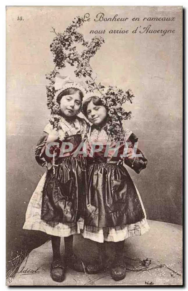 Zwei junge Mädchen im traditionellen Kleid — Auvergne — Verlag Idéal, Nr. 55 - Vorderseite