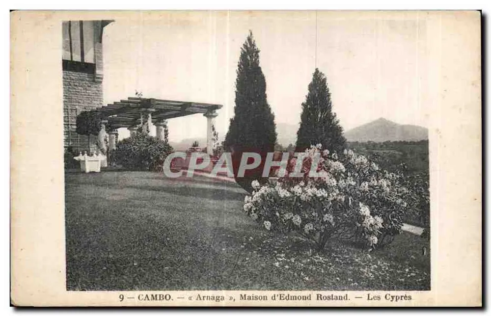 Cambo — « Arnaga », Haus von Edmond Rosland — Die Zypressen - Vorderseite