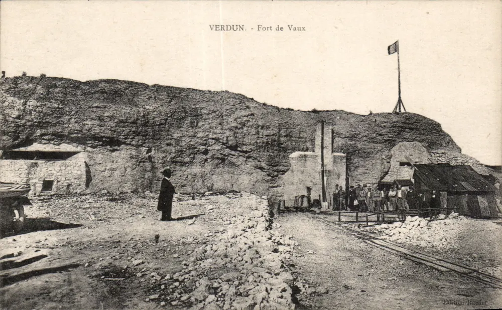 Verdun - Forte de Vaux — vista do forte com bandeira e ferrovia — editor Cabrique-Itaile - Frente