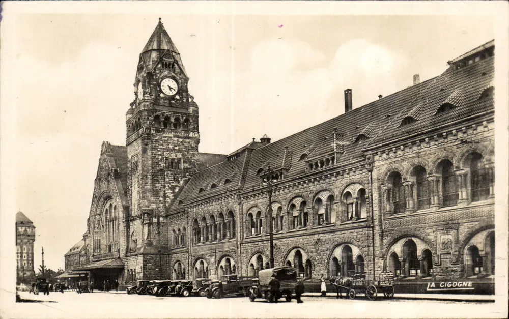 Estação de Metz — vista do edifício com seu campanário — La Cigogne - Frente