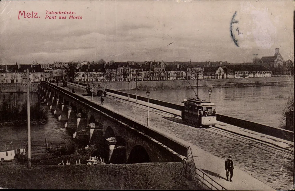 Metz. Ponte dos Mortos — vista da ponte com trem — editor não identificado - Frente