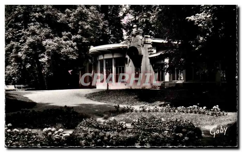 Edifício Art Nouveau em um parque — Gaby - Frente