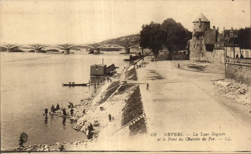 Nevers — A Torre Goguin e o Ponte do Caminho de Ferro — LL, n°69 - Frente