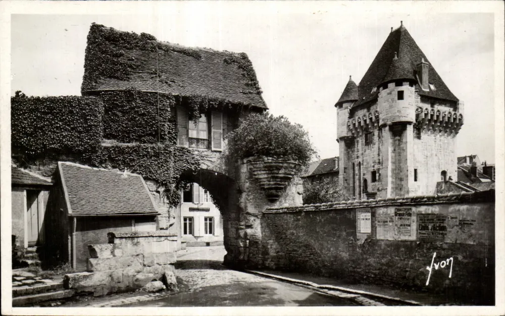Nevers (Nièvre) — Porta de Croux (século XIV) e sua anteporta — Les Éditions d'Art - Frente