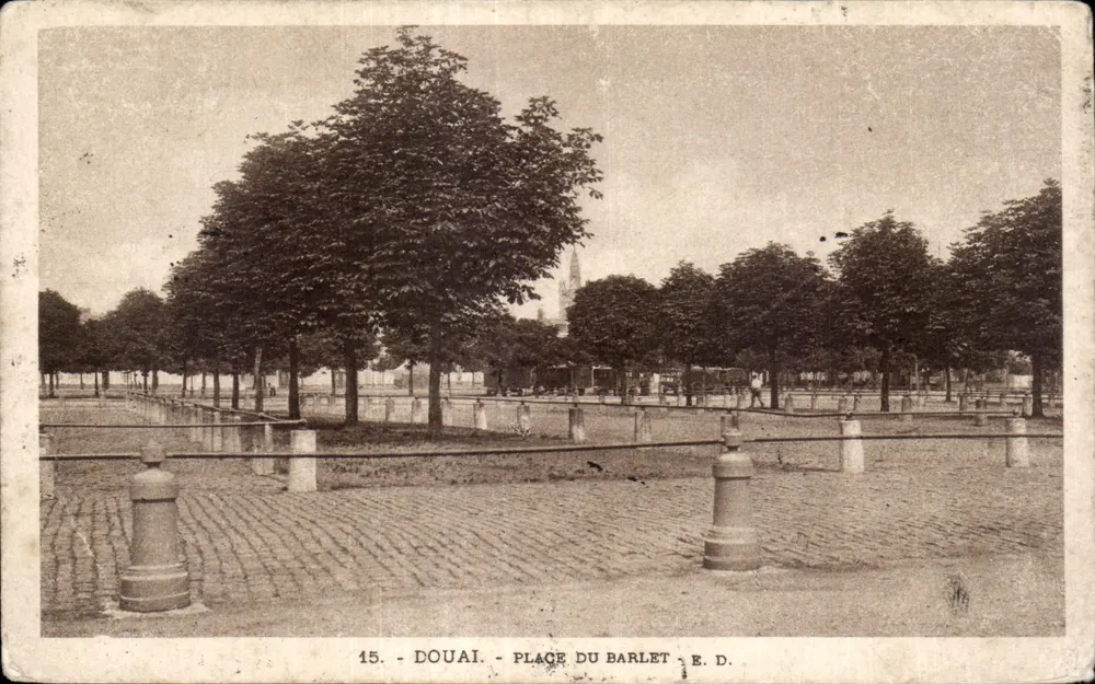 Douai - Praça do Barlet — vista da esplanada arborizada com balaustrada e piso de pedra — E.D. n°15 - Frente