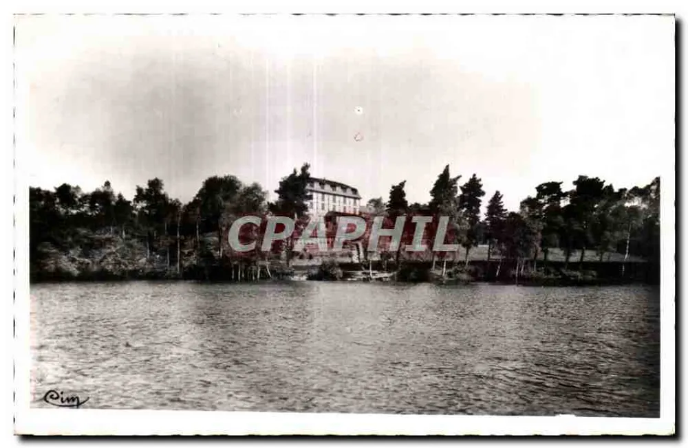 Hotel à beira de um lago — vista panorâmica — Cim - Frente