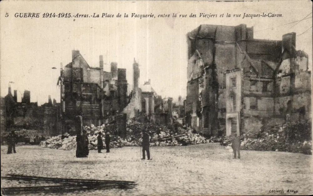 Arras - Die Place de la Vacquerie, zwischen der rue des Vieixiers und der rue Jacques-le-Caron — Krieg 1914-1915 — Verlag Leclerc, Arras, Nr. 5 - Vorderseite