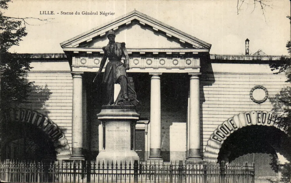 LILLE - Estátua do Geral Négrier — Escola d'Édy - Frente