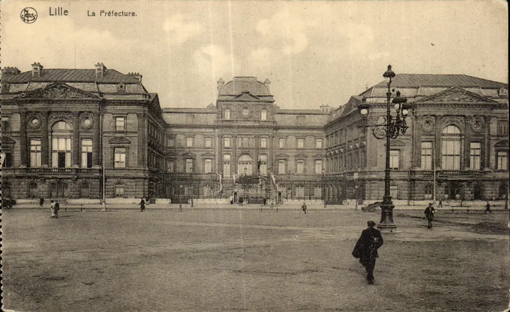 Lille La Préfecture — vista do edifício e da praça — Neis, Tournai - Frente