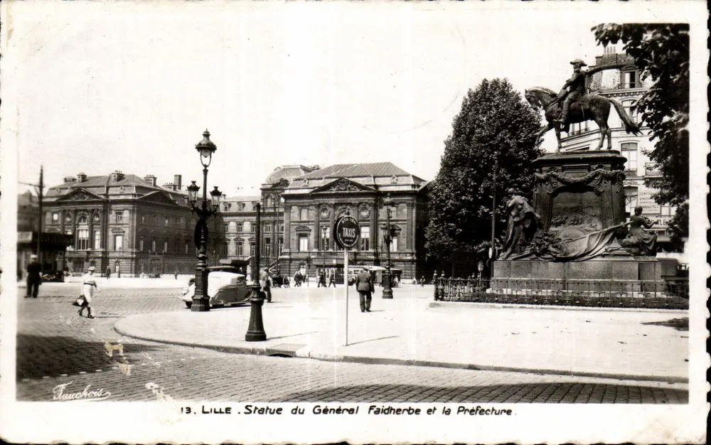 Lille. Estátua do Geral Faidherbe e a Prefeitura — Éditions Taucchois, n°13 - Frente