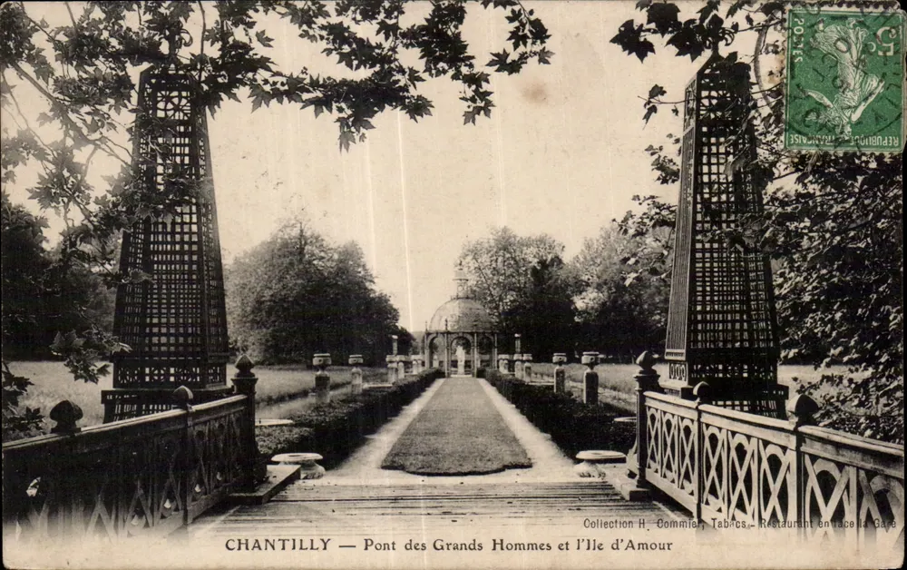 Chantilly — Pont des Grands Hommes und Île d'Amour — Sammlung H. Gommier, Tabacos, Restaurant gegenüber der Station - Vorderseite