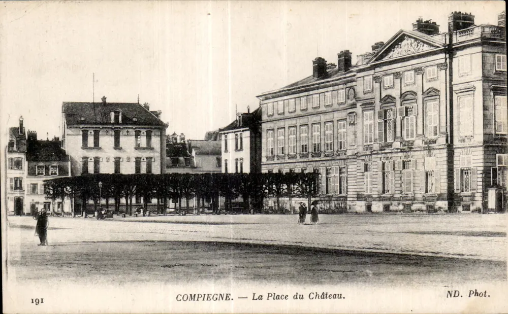 Compiègne — Plac Zamku — ND. Fot. - Awers