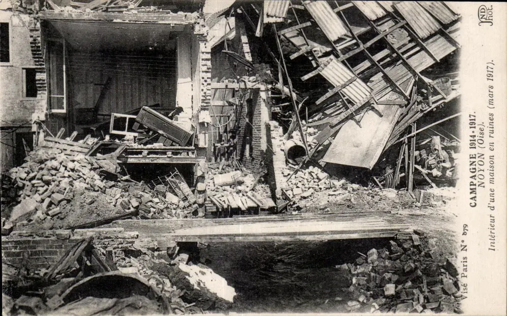 Innenraum einer zerstörten Wohnung — Noyon (Oise) — Visé Paris Nr. 879 - Vorderseite