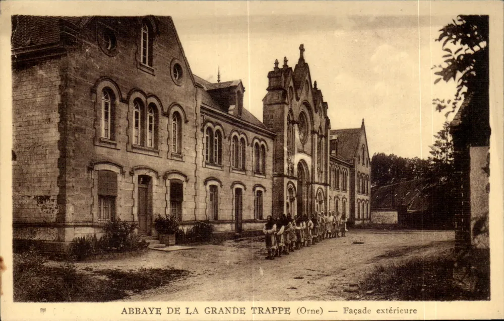 Abtei La Grande Trappe (Orne) — Äußere Fassade - Vorderseite
