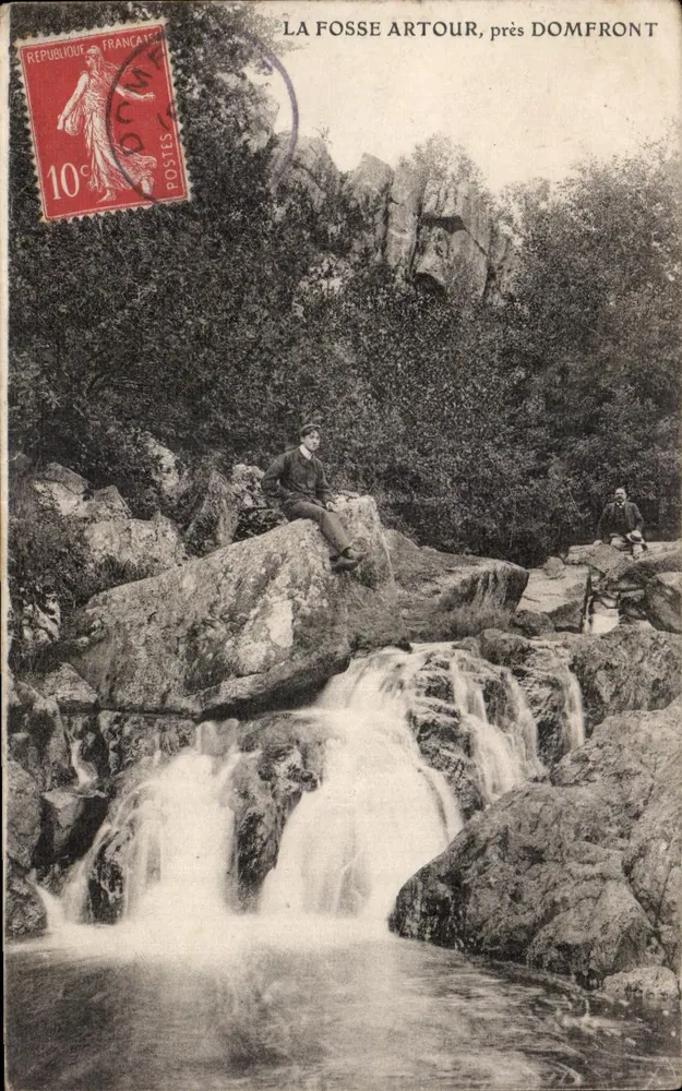 La Fosse Artour, perto de Domfront — paisagem com cascata e dois homens — editor não identificado - Frente