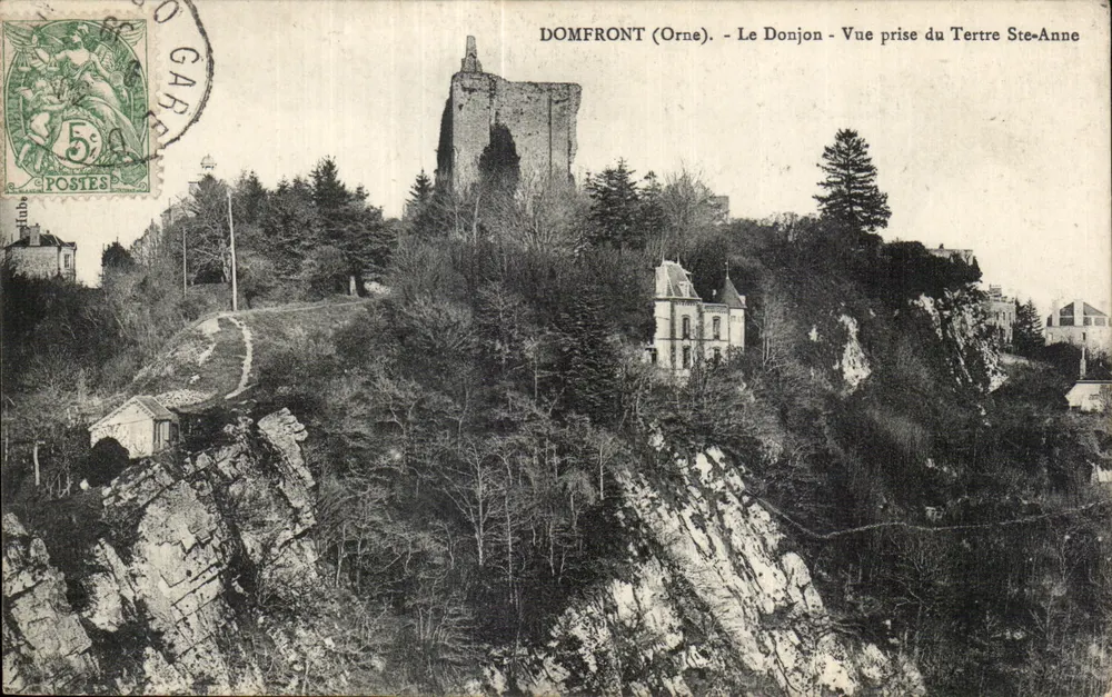 Domfront (Orne) — Der Bergfried — Ansicht vom Tertre Ste-Anne — Hub - Vorderseite
