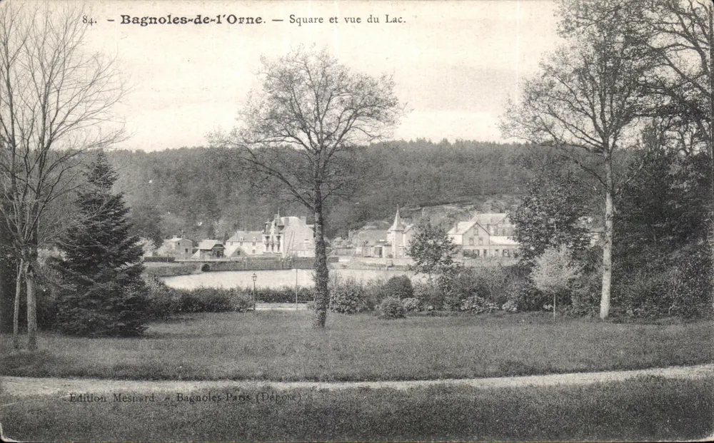 Bagnoles-de-l'Orne — Platz und Blick auf den See — Edition Mesnard, Bagnoles-de-l'Orne (Dep. Orne) - Vorderseite