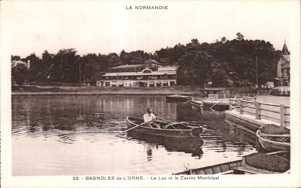Bagnoles-de-l'Orne — Ansicht des Sees und des Gemeindekasinos — Künstleredition P. Beausseur - Fiers - Vorderseite