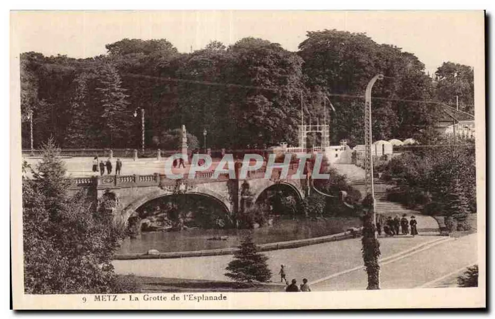 METZ - A Gruta da Esplanada — vista da gruta e do ponte com árvores e passeantes — editor não visível, n° de série 9 - Frente