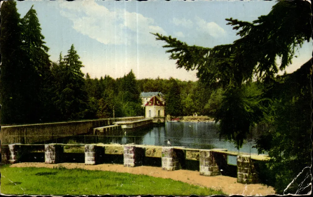 See der Settons — Ansicht des Dammes und der Verwaltungsgebäude — Les Settons, Nièvre - Vorderseite