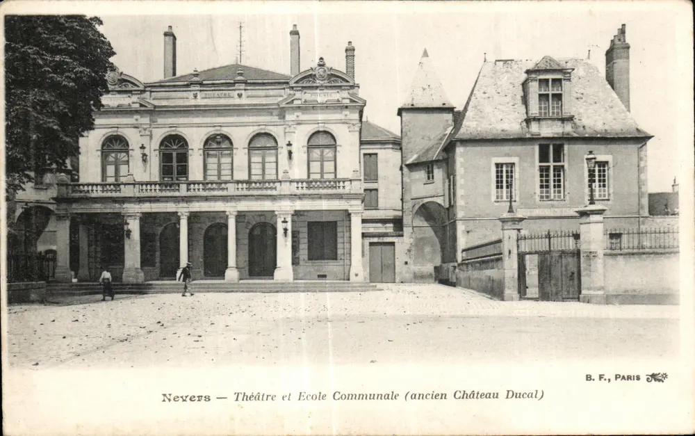 Nevers — Teatro e Escola Comunal (antigo Castelo Ducal) — B. F., Paris - Frente