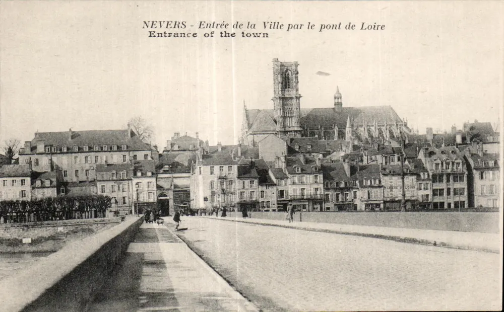 Nevers — Ansicht der Stadtanlage über den Loire-Brücke - Vorderseite