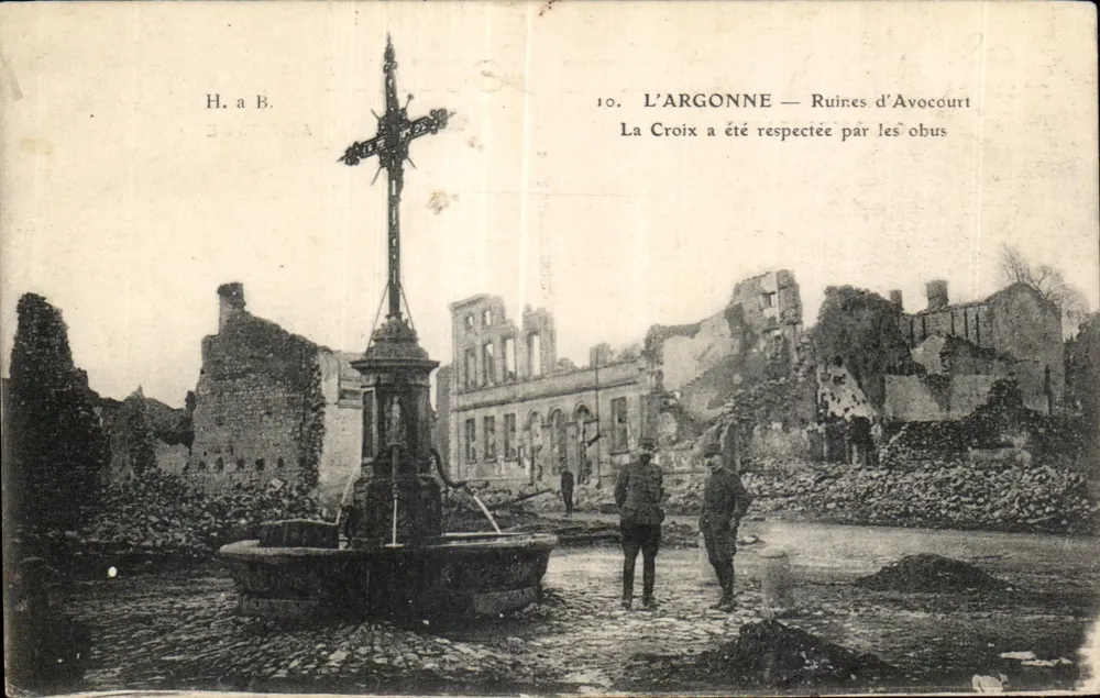 DIE ARGONNE — Ruinen von Avocourt — Die Kreuzes wurde von Granaten respektiert — H.A.B. - Vorderseite