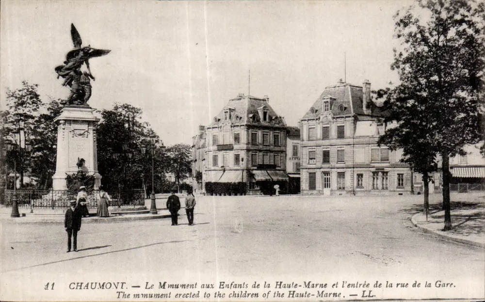 Chaumont — Denkmal für die Kinder der Haute-Marne und der Eingang zur Gare Straße — LL - Vorderseite