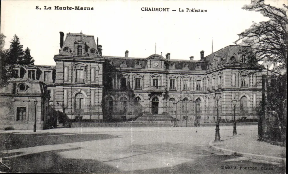 Chaumont — A Prefeitura — Cliché A. Pourtoy, Editor - Frente