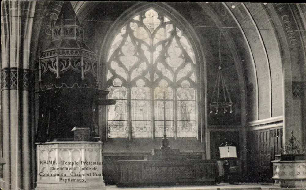 Reims - Protestantischer Tempel - Chor mit Kommuniontafel, Pult und Taufbecken — Foto S. Bidaire, Reims - Vorderseite