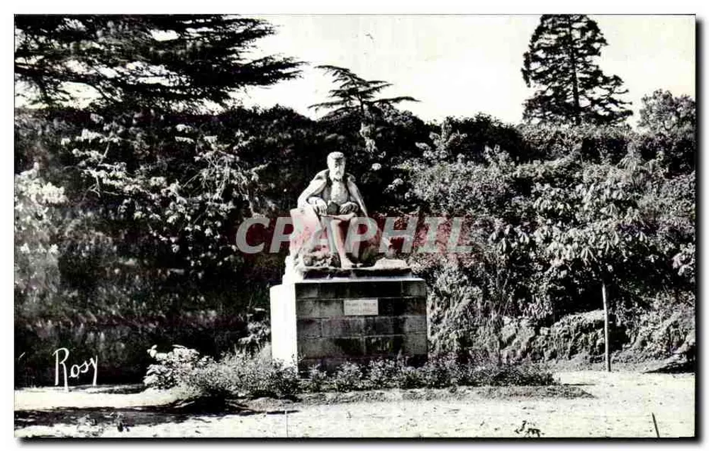 Estátua de um homem sentado — parque arborizado — editor Rosy - Frente