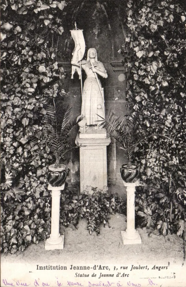 Statue von Jeanne d'Arc — Institution Jeanne-d'Arc, 3 rue Joubert, Angers - Vorderseite